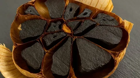 تصویر 1 از سیر سیاه غنچه‌ ای تازه و خوشمزه با بسته‌ بندی حرفه‌ ای